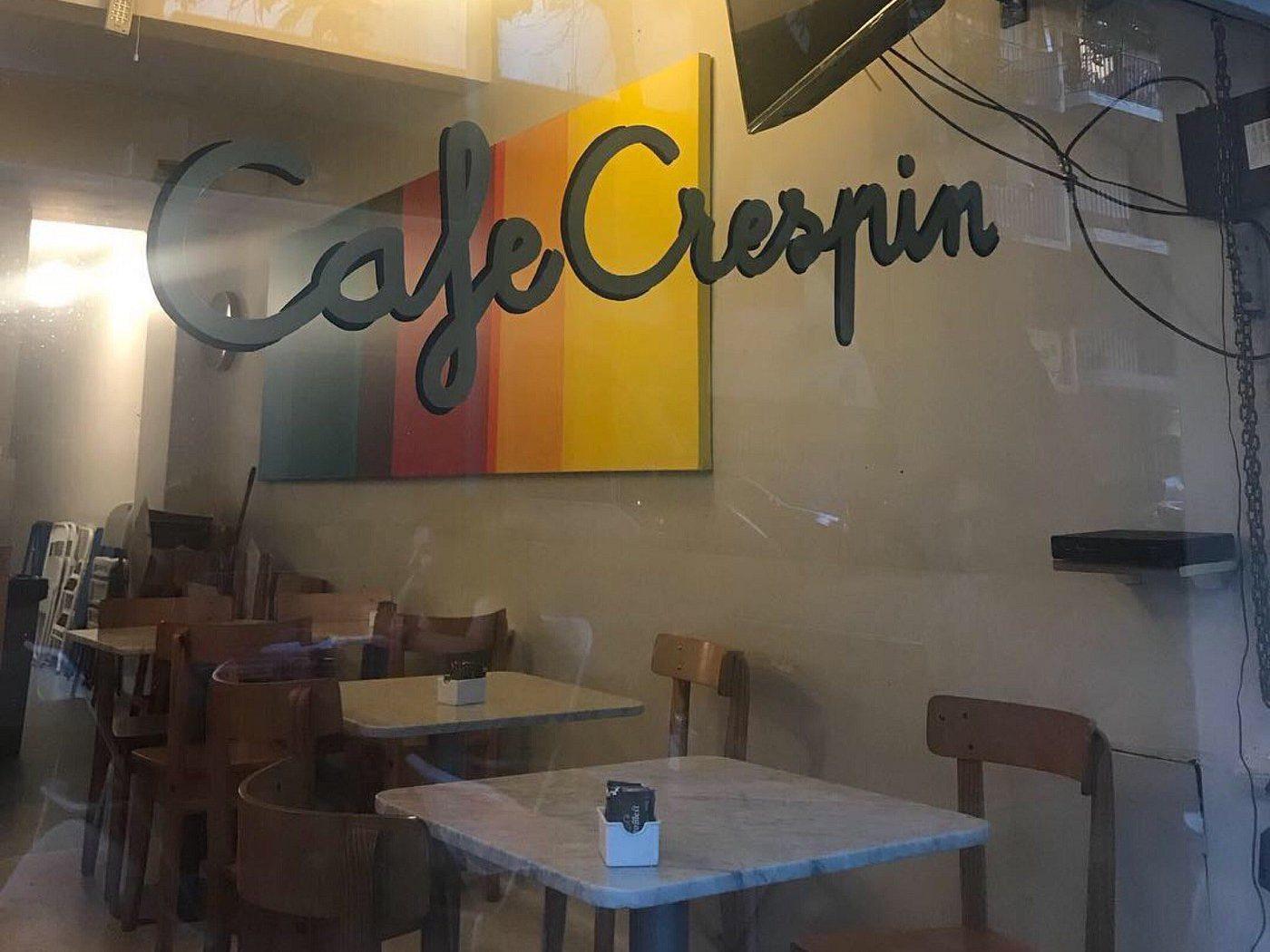 Interior de Café Crespín con el logo en la pared